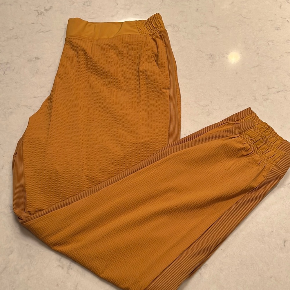 Athleta Textured Brooklyn Jogger in Gold